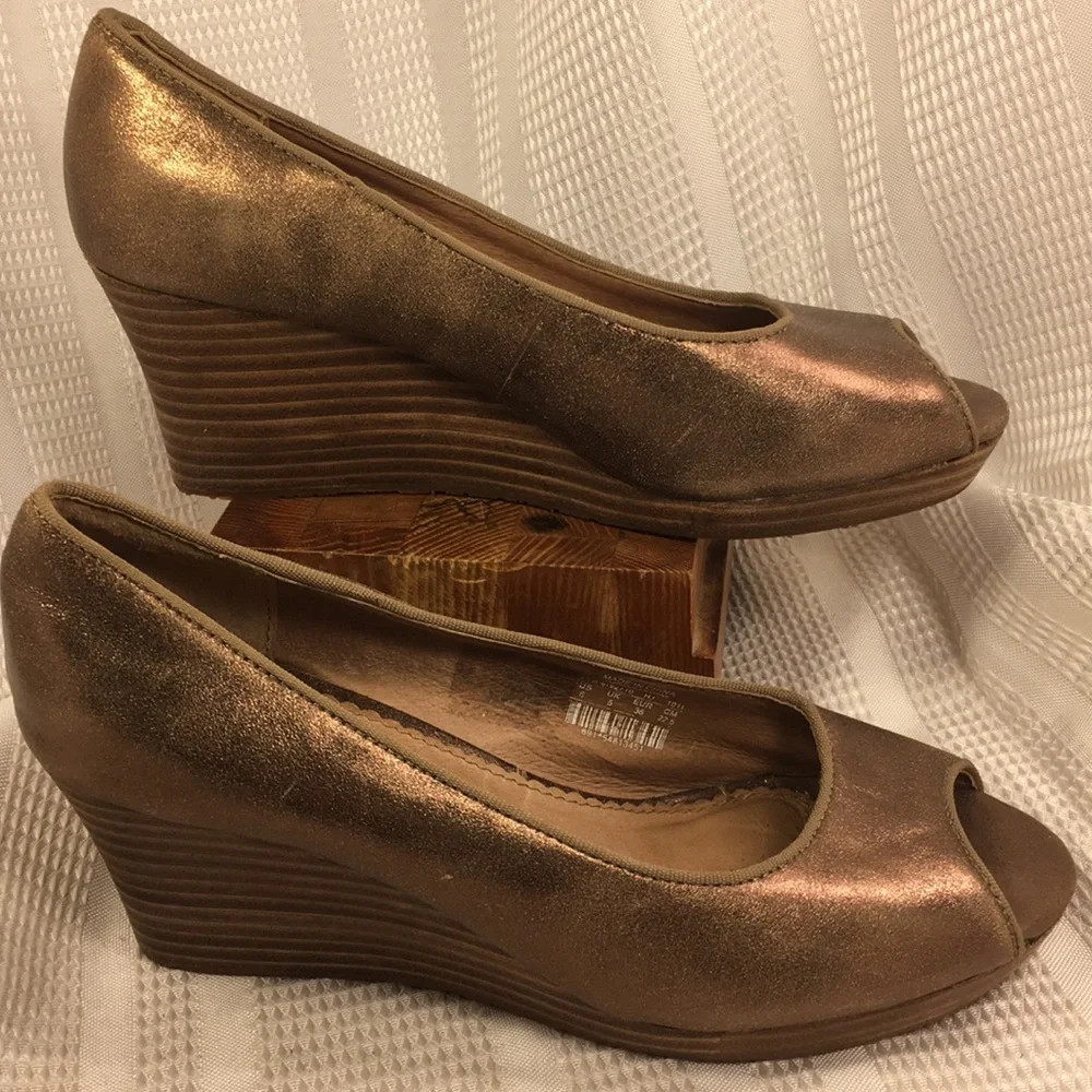 NWOT Fossil metallic leather peep toe 2.5”wedge